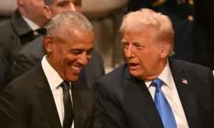 Khoảnh khắc ông Trump và ông Obama trò chuyện gây sốt Khoảnh khắc ông Trump và ông Obama trò chuyện gây sốt