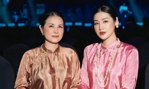 Phong cách đồng điệu của á hậu Tú Anh và mẹ Phong cách đồng điệu của á hậu Tú Anh và mẹ