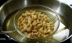 Giải mã bí quyết làm tóp mỡ giòn rụm của người Hoa